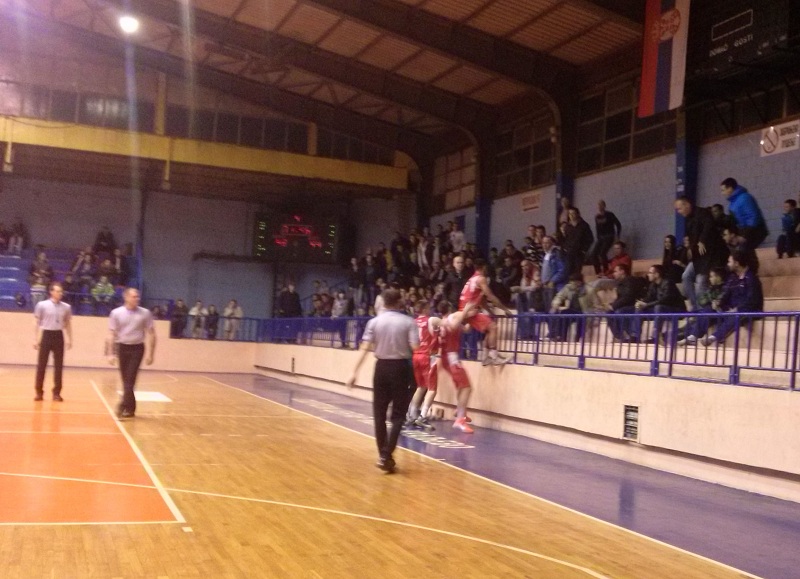 Инцидент на кошаркашкој утакмици: Капитен Напретка ударио навијача!?